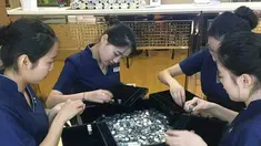 Liang mengatakan saat masih anak-anak ia berjanji pada kekasihnya itu bahwa akan melamarnya saat dewasa nanti. 