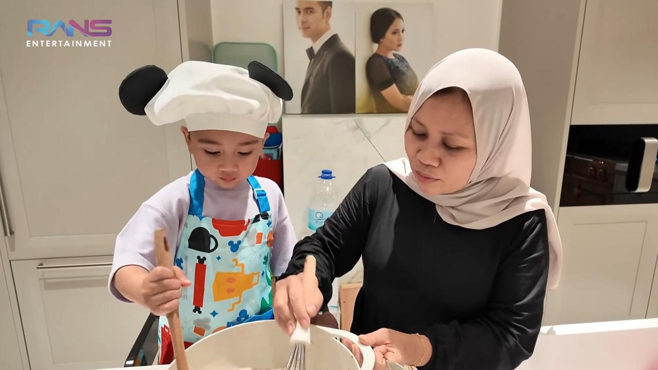 Potret Rayyanza Belajar Buat Takjil Jelang Ramadan, Pas Ditanya Soal Rasa Bikin Ngakak 'Enak, tapi Masih Jauh'