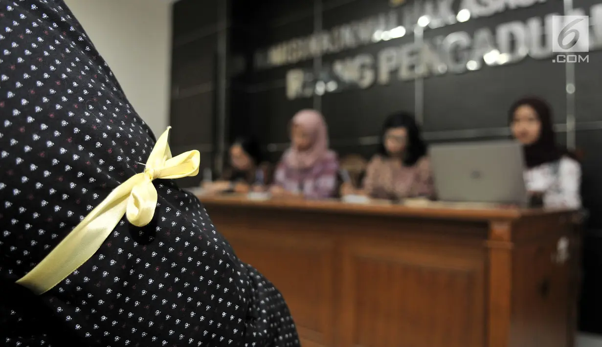 Anggota Gerakan Pita Kuning Kolaborasi Millenial Nusantara (KMN) saat melaporkan kasus meninggalkan ratusan petugas KPPS kepada Komnas HAM di Jakarta, Kamis (2/5). Gerakan Pita Kuning mendesak Komnas HAM mengusut misteri meninggalnya ratusan petugas KPPS dalam Pemilu 2019. (merdeka.com/IqbalNugroho)