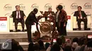 Presiden RI, Jokowi memukul gong sebagai tanda telah  dibuka World Islamic Economic Forum ke-12 di Jakarta, Selasa (2/8). Pertemuan KTT WIEF ke-12 Tahun 2016 berlangsung 2 - 4 Agustus. (Liputan6.com/Faizal Fanani)