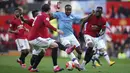 Penyerang Manchester City, Raheem Sterling, berusaha melewati pemain Manchester United pada laga Premier League di Stadion Old Trafford, Minggu (8/3/2020). Manchester United menang dengan skor 2-0. (AP/Dave Thompson)