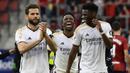 Pemain Real Madrid, Vinicius Junior, Nacho dan Aurelien Tchouameni merayakan kemenangan atas Osasuna pada laga pekan ke-29 La Liga 2023/2024 di Stadion El Sadar, Sabtu (16/03/2024). (AP Photo/Alvaro Barrientos)