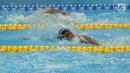 Atlet Indonesia Jendi Pangabean memacu kecepatannya dalam babak final putra 100 meter gaya bebas S9 para renang Asian Para Games 2018 di Aquatic Center, GBK, Jakarta, Senin (8/10). Jendi meraih perak dalam kelas tersebut. (Merdeka.com/Imam Buhori)