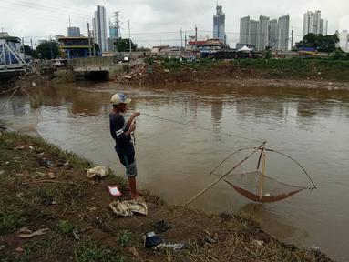Warga mencari ikan dengan menggunakan jala di Banjir Kanal Barat, Tanah abang, Jakarta, Sabtu (4/1/2020). Debit air yang mulai surut di aliran tersebut dimanfaatkan warga untuk mencari ikan. (Liputan6.com/Angga Yuniar)