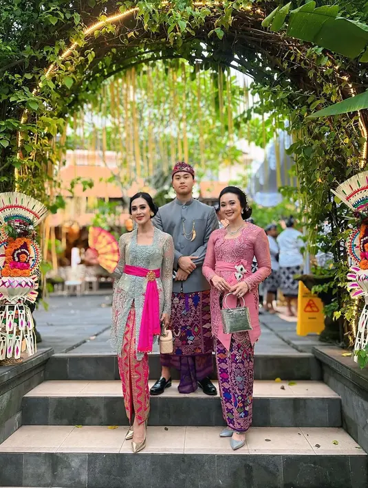 Diah memilih aksesori berwarna emas untuk melengkapi busananya. Bros besar yang disematkan di ikat pinggang menjadi pusat perhatian, sementara sepasang anting emas menjuntai memberikan sentuhan klasik yang elegan. Pilihan pointed heels berwarna emas dan tas tangan mini dengan aksen emas semakin memperkuat kesan mewah yang terpancar dari penampilannya. [@dps_diahpermatasari].