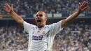 Fabio Cannavaro - Bek Real Madrid itu menjadi yang terbaik di dunia pada tahun 2006. Gelar itu tak lepas dari kesuksesan kapten Italia itu meraih gelar Piala Dunia 2006. (AFP/Pierre-Philippe Marcou)