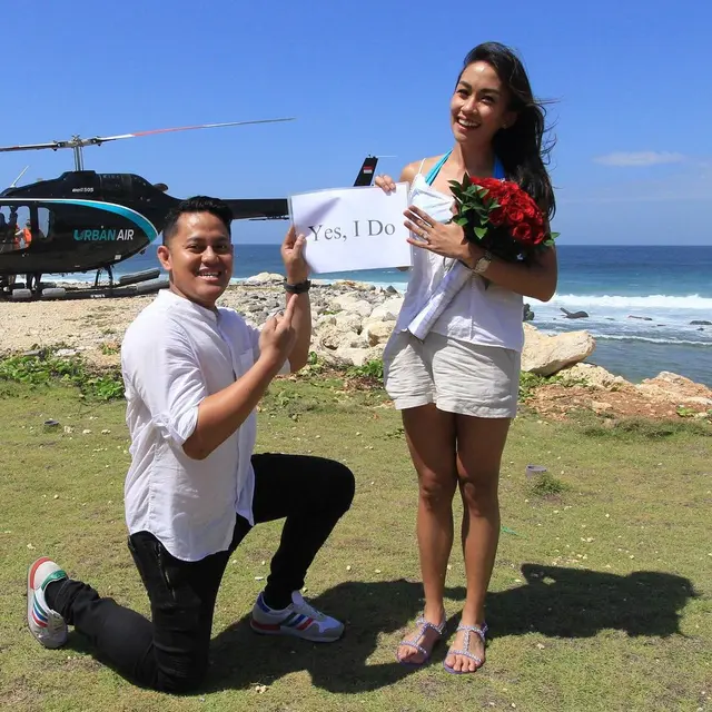 Lepas Status Janda, 6 Momen Romantis Melanie Putria Dilamar Kekasih di Helikopter