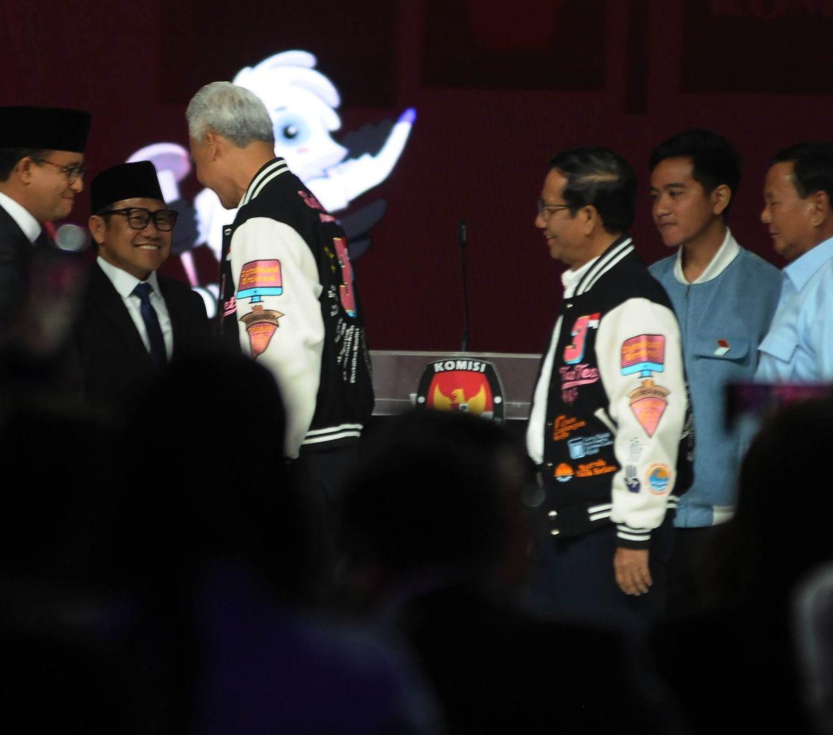 Debat Kelima Calon Presiden Pemilu 2024 ini ditutup dengan pemandangan sejuk dan adem. Para calon presiden dan calon wakil presiden tampak saling bersalaman dan bergandengan tangan seusai memaparkan closing statement di JCC Senayan, Jakarta, Minggu (4/2/2