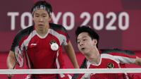 Pada gim kedua, permainan menjadi lebih alot. Kedua pasangan saling susul menyusul. Awalnya pasangan Lee/Wang memimpin, namun pasangan Marcus/Kevin mampu menutup interval gim kedua dengan skor 11-9. (Foto: AP/Dita Alangkara)