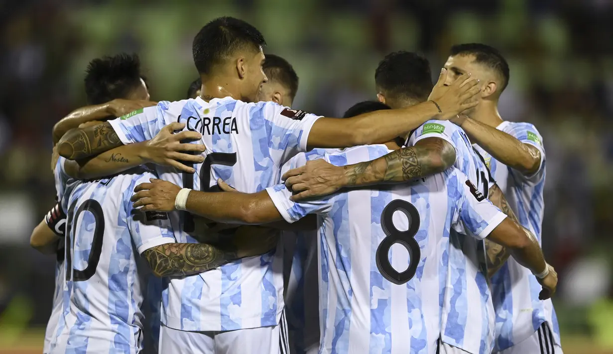Pemain Argentina Joaquin Correa merayakan bersama rekan setimnya usai mencetak gol ke gawang Venezuela pada pertandingan kualifikasi Piala Dunia 2022 di Caracas, Venezuela, Kamis (2/9/2021). Argentina menang 3-1. (Yuri Cortez, Pool via AP)