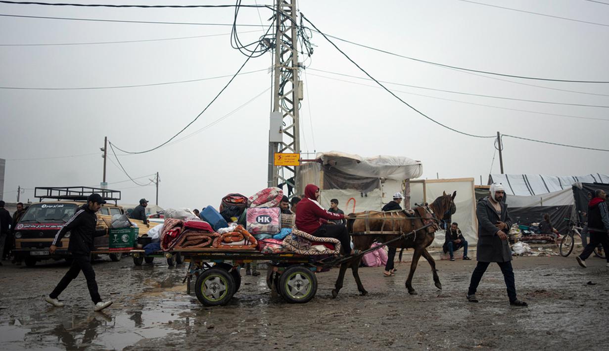 Perserikatan Bangsa-Bangsa (PBB) memperkirakan pertempuran tersebut menyebabkan 1,9 juta dari 2,4 juta penduduk Gaza mengungsi. (AP Photo/Fatima Shbair)