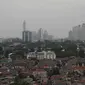 Suasana gedung bertingkat dan permukiman warga di kawasan Jakarta, Senin (17/1/2022). Bank Dunia memproyeksikan pertumbuhan ekonomi Indonesia pada tahun 2022 mencapai 5,2 persen. (Liputan6.com/Angga Yuniar)