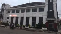 Tampak depan, bangunan kuno ini sangat kokoh dan terawat, namun tidak pada bagian belakang. (foto: Liputan6.com/ edhie prayitno ige)