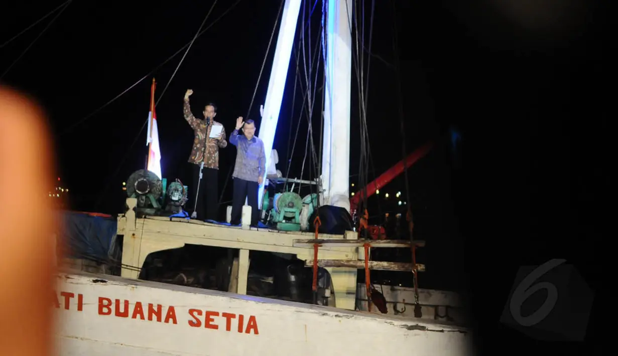 Joko Widodo didampingi Jusuf Kalla saat menyampaikan pidato kemenangan di atas kapal dengan panjang 20 meter dengan kapasitas 1.000 ton, Jakarta, Selasa (22/7/14). (Istimewa)