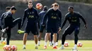 Pemain Manchester United (MU) Paul Pogba (kanan) berlatih bersama rekan setimnya jelang menghadapi Barcelona pada leg pertama perempat final Liga Champions 2018/2019 di Aon Training Complex, Manchester,Inggris, Selasa (9/4). MU siap menjamu Barcelona di Old Trafford. (Reuters/Lee Smith)