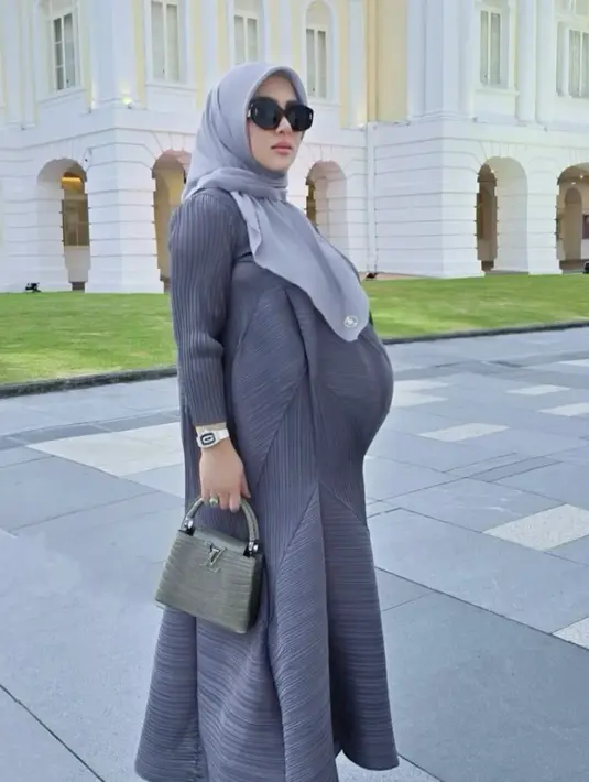 <p>Dengan outfit pleats, tentu hadirkan gaya busana unik yang begitu memukau. [Foto: Instagram/ Princess Syahrini]</p>