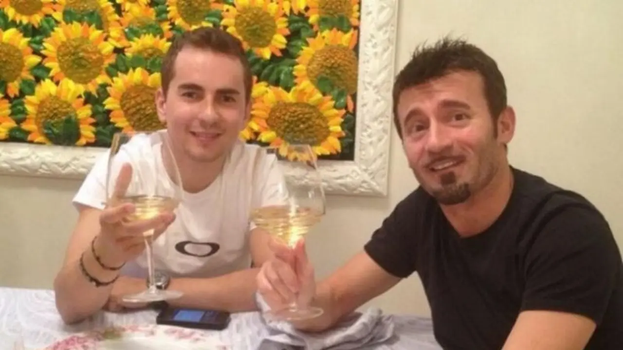Jorge Lorenzo (kiri) dan Max Biaggi.