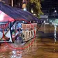 Gara-gara ada orang yang duduk di warung makan saat tengah bajir, hal ini mendapat beragam reaksi dari para warganet. Source: TMCPoldaMetro/Twitter