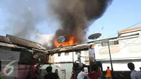 Warga berusaha memadamkan api yang membakar pemukiman penduduk di Tanah Abang, Jakarta, Senin (5/9). Sebanyak 25 unit pemadam kebakaran telah diterjunkan untuk memadamkan api yang membakar kawasan padat penduduk tersebut. (Liputan6.com/Immanuel Antonius)