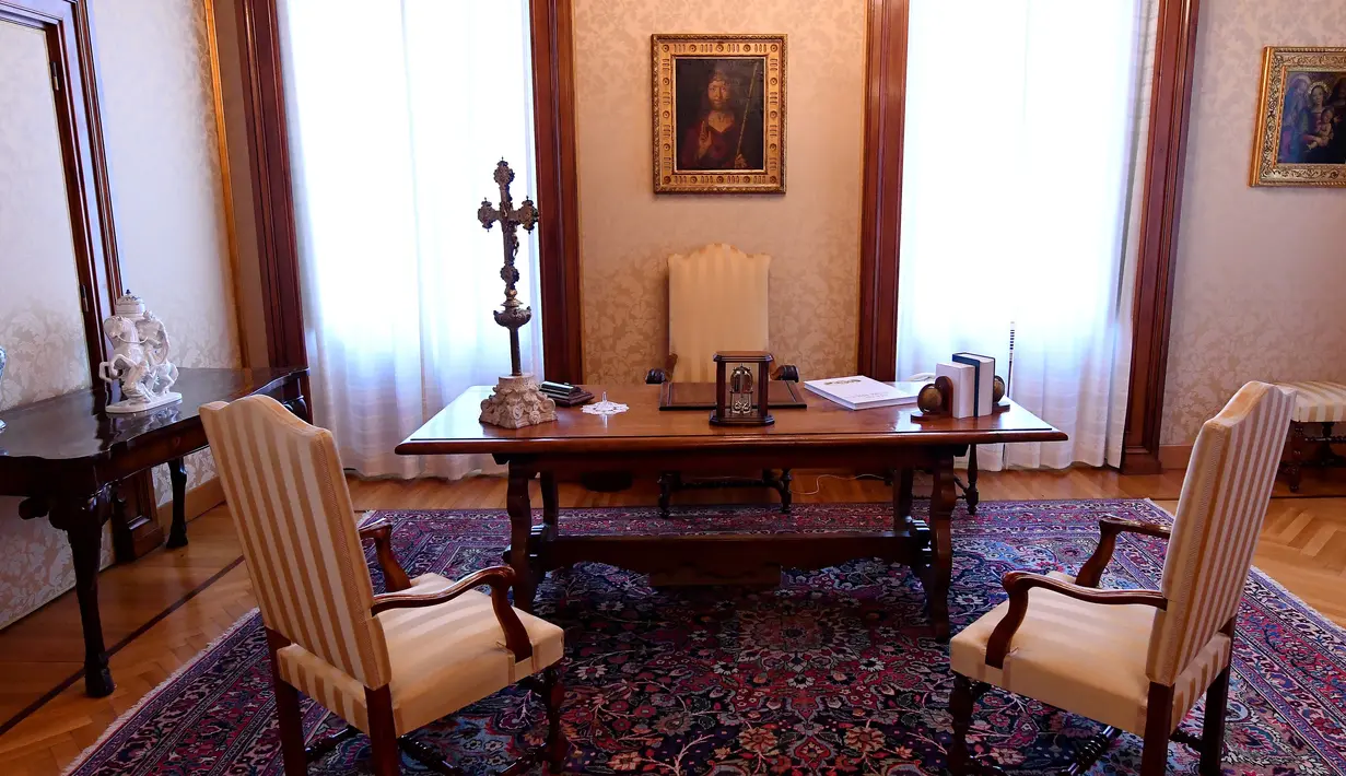 Dekorasi ruang kerja Paus di apartemen Kepausan di Castel Gandolfo, Roma, Italia (21/10). Sejak tanggal 22 Oktober 2016, apartemen kediaman musim panas kepausan Castel Gandolfo mulai dibuka untuk umum. (AFP/Alberto Pizzoli)