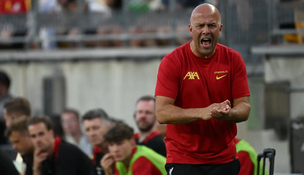 Pelatih asal Belanda berusia 45 tahun, Arne Slot didatangkan Liverpool dari Feyenoord untuk mengarungi Premier League musim 2024/2025 menggantikan Jurgen Klopp. Selain Feyenoord, ia juga pernah menukangi dua klub Belanda lainnya, SC Cambuur dan AZ Alkmaar. (AFP/Getty Images/Justin Berl)