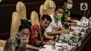 Mentan Syahrul Yasin Limpo mengenakan kalung bertuliskan anti virus corona saat raker dengan Komisi IV DPR di Kompleks Parlemen, Senayan, Jakarta, Selasa (7/7/2020). Rapat membahas program strategis kementerian dalam rangka percepatan pemulihan ekonomi dampak COVID-19. (Liputan6.com/Johan Tallo)