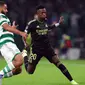 Pemain Real Madrid Vinicius Junior (kanan) berebut bola dengan pemain Celtic Cameron Carter-Vickers pada pertandingan sepak bola Grup F Liga Champions di Celtic Park, Glasgow, Skotlandia, 6 September 2022. Real Madrid mengalahkan Celtic dengan skor 3-0. (AP Photo/Scott Heppell)