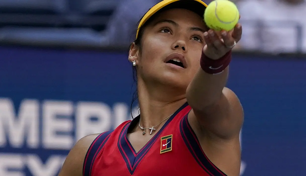 Petenis Inggris Raya, Emma Raducanu melakukan servis saat bertanding melawan Belinda Bencic dari Swiss pada perempat final kejuaraan tenis AS Terbuka di Arthur Ashe Stadium, New York (8/9/2021). Petenis remaja 18 tahun ini menang atas Belinda Bencic 6-3 6-4. (AP Photo/Elise Amendola)