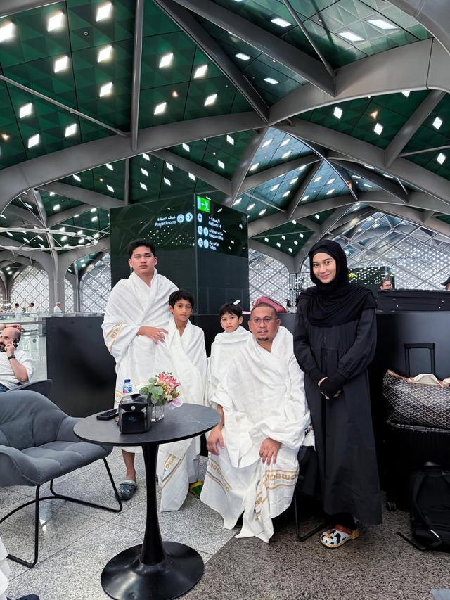 Memulai tahun dengan ibadah, 8 artis Tanah Air yang bertolak ke Tanah Suci di awal 2026