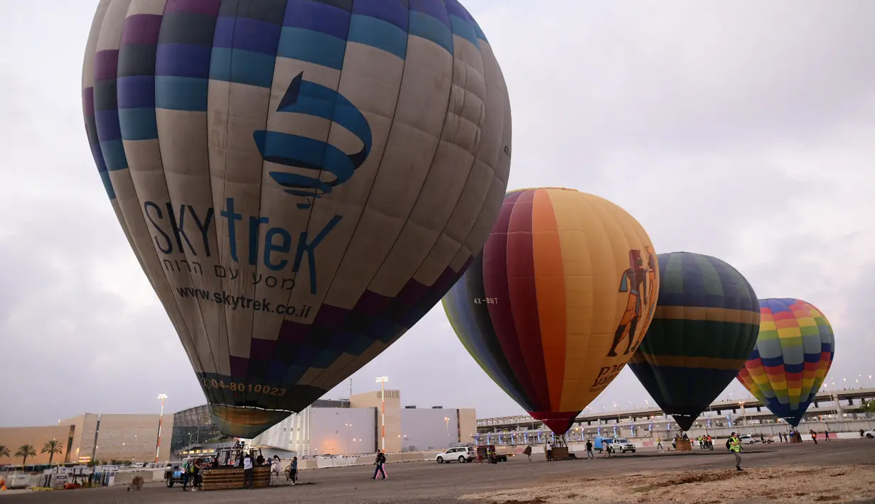 Sejumlah balon udara siap untuk diluncurkan dari Bandara Internasional Ben Gurion, dekat Kota Tel Aviv, Israel, Minggu (25/7/2020). Menurut Otoritas Bandara Israel, balon udara diluncurkan untuk pertama kalinya dari Bandara Internasional Ben Gurion pada 25 Juli 2020. (Xinhua/JINI/Tomer Neuberg)