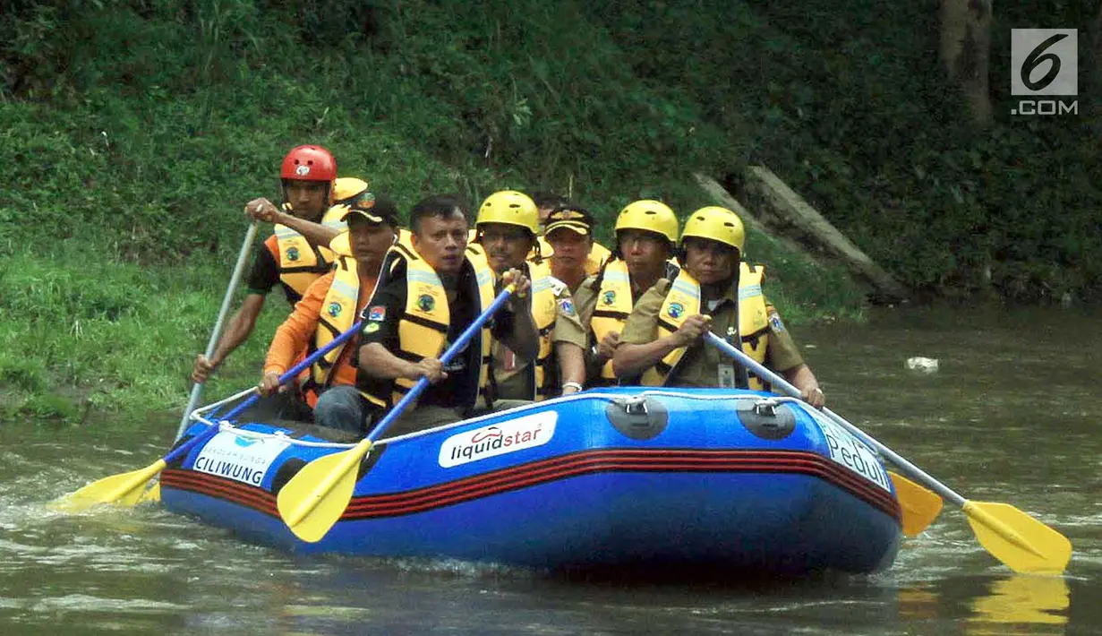 Walikota Jakarta Selatan Marullah Matali (tengah) saat menyusuri Sungai Ciliwung di Jalan Arus Srengsegawah, Jakarta Selatan (26/11). Kegiatan ini dalam rangka mengecek daerah aliran Sungai menghadapi banjir pada musim hujan. (Merdeka.com/Arie Basuki)