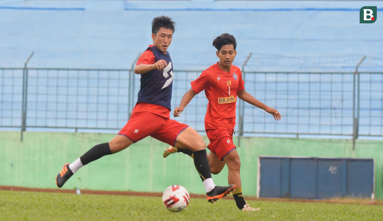 Pemain berusia 28 tahun itu bisa mengimbangi fisik rekan-rekan barunya. Dalam latihan, dia lebih banyak ditugaskan sebagai pemain bertahan, karena posisi aslinya memang merupakan gelandang bertahan. (Foto Bola.com/Iwan Setiawan)