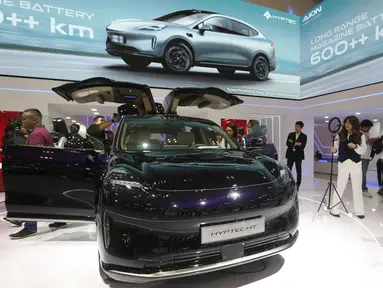 Sejumlah awak media dan pembuat konten melihat-lihat mobil listrik SUV HYPTEC HT dalam ajang Gaikindo Indonesia International Auto Show (GIIAS) 2024 di ICE BSD, Kabupaten Tangerang, Rabu (17/7/2024). (Liputan6.com/Angga Yuniar)