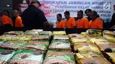 Barang bukti narkotika berikut tersangka diperlihatkan petugas Dir IV Bareskrim Mabes Polri saat rilis di Jakarta, Senin (16/10). Dir IV Mabes Polri beserta Bea Cukai menggagalkan masuknya sabu seberat 30 kilogram. (Liputan6.com/Helmi Fithriansyah)