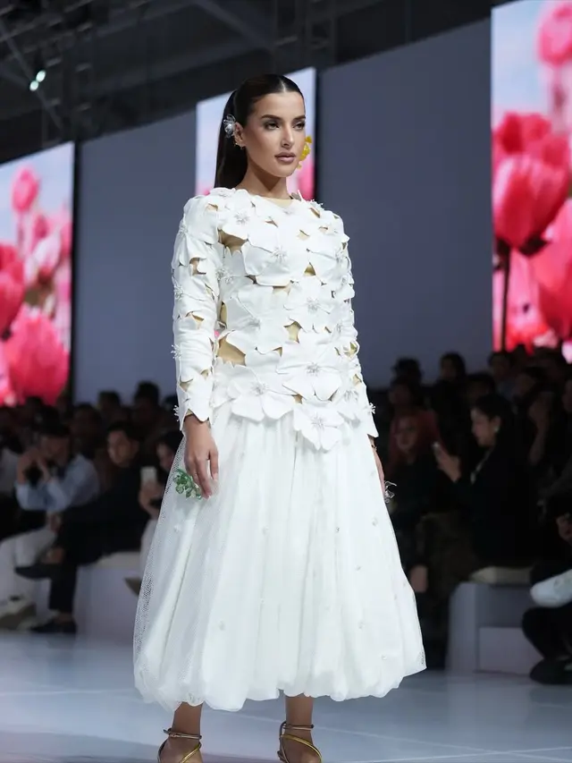 Tasya Farasya Gebrak Panggung JFW 2026 Berbalut Busana Hitam Putih, Disebut Gigi Hadid Indonesia