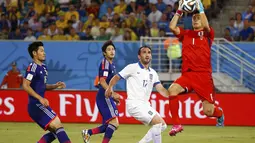 Penjaga gawang Jepang, Eiji Kawashima (kanan), melompat menangkap bola yang mengarah ke Theofanis Gekas dalam laga penyisihan Piala Dunia 2014 Grup C di Stadion Dunas, Natal, Brasil, (20/6/2014). (REUTERS/Kai Pfaffenbach)
