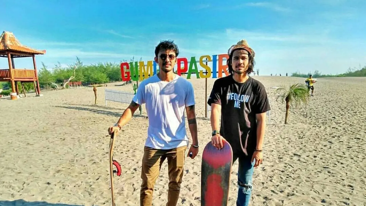 Pemain Folosofi Kopi di Gumuk Pasir Parangkusumo