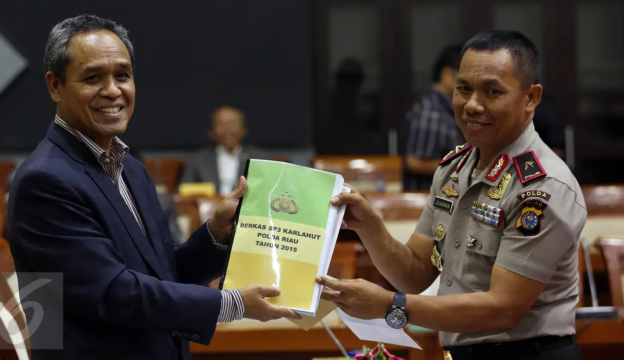 Kapolda Riau Brigjen Pol Zulkarnaenmenyerahkan Berkas SP3 Karlahut Polda Riau kepada Wakil Ketua Komisi III Benny K Harman saat Rapat Panja Pengawasan Kebakaran Hutan dan Lahan di Kompleks Parlemen, Jakarta, Kamis (27/10). (Liputan6.com/Johan Tallo)