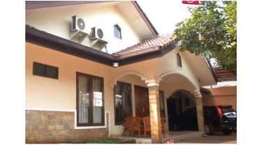 Begini potret rumah Tukul Arwana tampak depan. Megah dan elegan dengan dominasi warna krem.