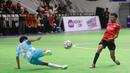 <p>Pemain SMA 8 Makassar (kanan) saat melawan SMAN 1 Masagik (kiri) pada laga semifinal AXIS Nation Cup 2023 di Istora Senayan, Jakarta, Minggu (15/10/2023). (Bola.com/M Iqbal Ichsan)</p>