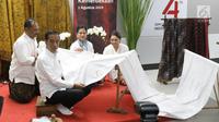 Presiden Joko Widodo didampingi Ibu Negara Iriana Jokowi saat membatik di acara batik kemerdekaan di Stasiun MRT Bundaran HI, Kamis (1/8/2019). Dalam kesempatan tersebut Jokowi berharap batik bisa dikembangkan sebagai sebuah brand. (Liputan6 com/Angga Yuniar)