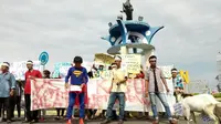Jaringan Intelektual Muda Bengkulu menggelar aksi unjuk rasa menyindir penegakan hukum terkait korupsi yang mandek di daerah ini (Liputan6.com/Yuliardi Hardjo Putra)