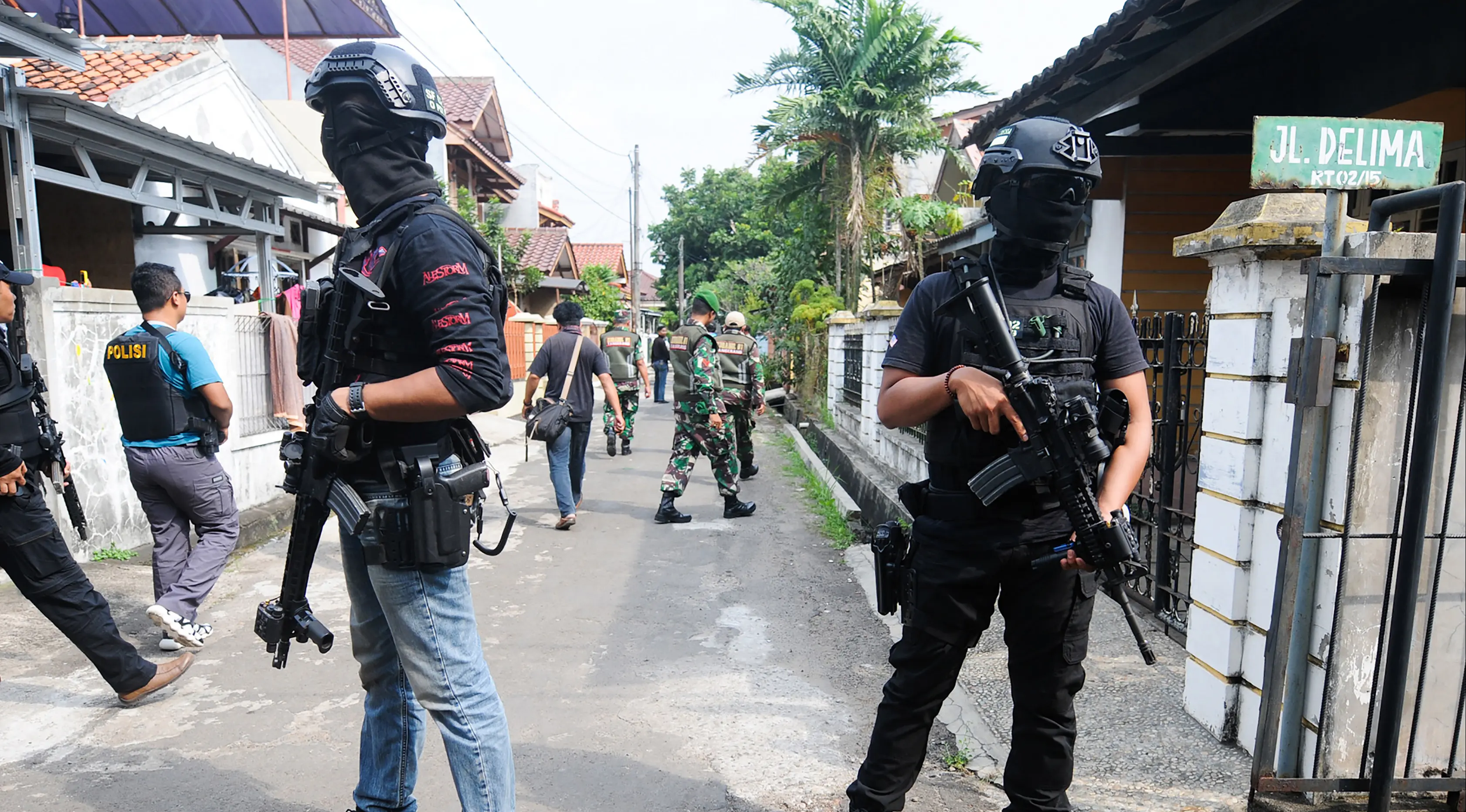 Densus 88 Antiteror Mabes Polri saat penangkapan terduga teroris di Jalan Gempol Raya, Kunciran Indah, Tangerang, Banten, Rabu (16/5). Terduga teroris yang ditangkap terdiri dari tiga laki-laki dan seorang perempuan. (DEMY SANJAYA/AFP)