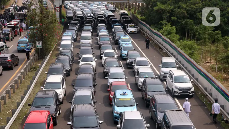 FOTO: Rizieq Shihab Pulang, Tol Bandara Soetta Macet Parah