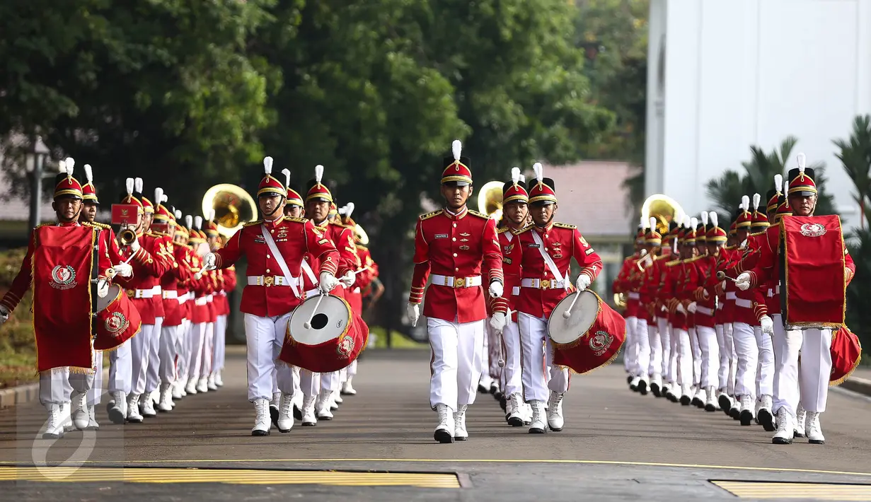 Anggota Paspampres menabuh genderang saat atraksi marching band di halaman luar Istana Merdeka, Jakarta, Minggu (28/8). Sebulan sekali masyarakat di Ibu Kota disuguhkan atraksi pergantian jaga Paspampres di lingkungan Istana. (Liputan6.com/Faizal Fanani)
