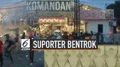 Suporter klub sepakbola Persija Jakarta, Jakmania terlibat bentrok dengan pendukung PSM Makassar di depan kafe Komandan, Tebet, Jakarta Selatan.