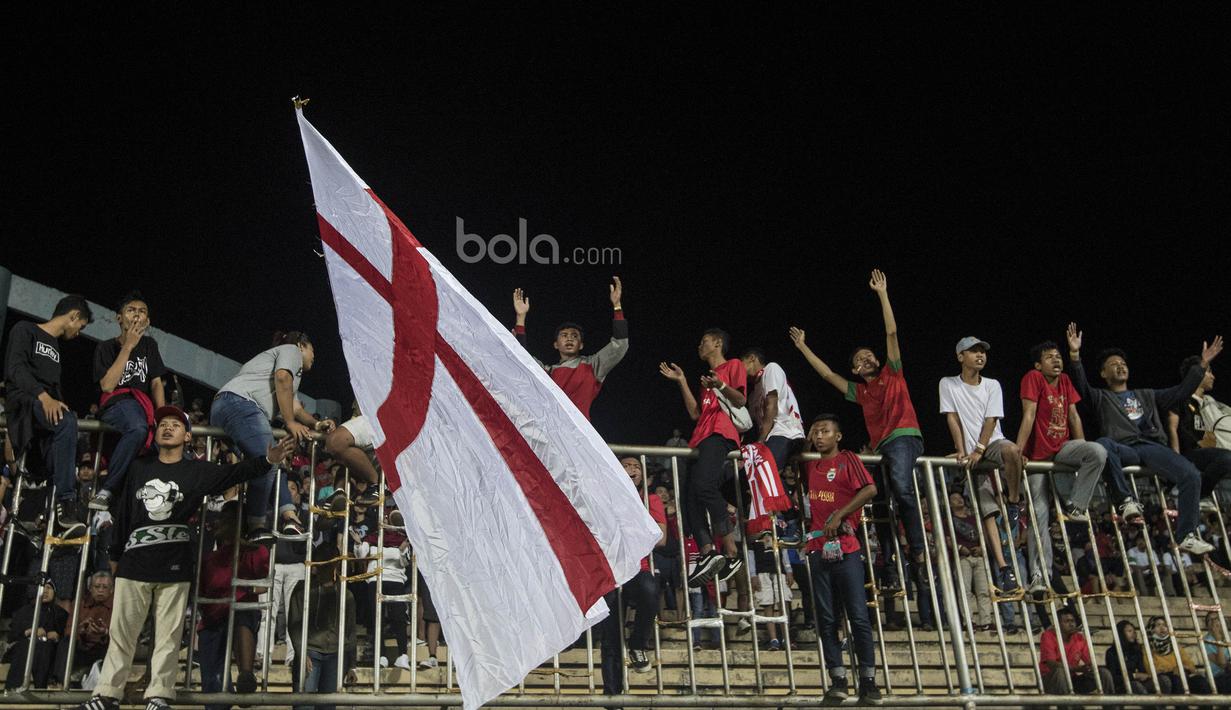 Para suporter bernyanyi mendukung Timnas Indonesia melawan Puerto Rico di Stadion Maguwoharjo, Sleman, Selasa (13/6/2017). (Bola.com/Vitalis Yogi Trisna)