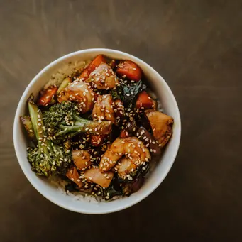Mulai dari tahu teriyaki hingga mi jamur pedas, sajian berbahan nabati ini menawarkan rasa gurih yang cocok untuk menu sehari-hari. (Foto/Dok: Pexels)
