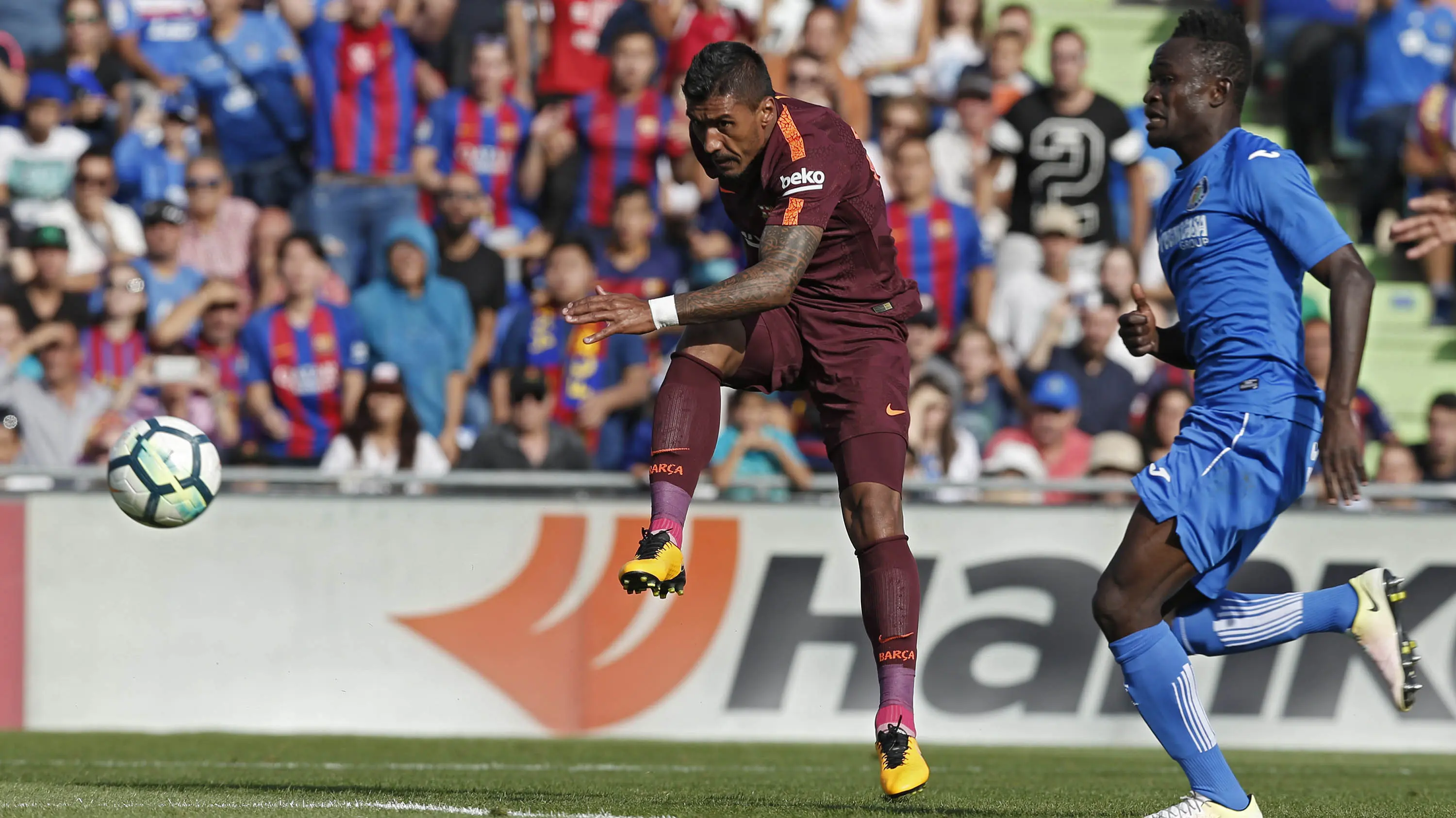 Gelandang Barcelona, Paulinho (AP/Francisco Seco)