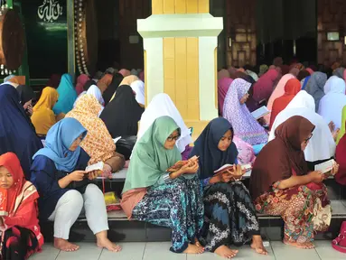 Jemaah wanita bertadarus Alquran di Masjid Kauman, Semarang, Jawa Tengah, Rabu (8/5/2019). Tadarus Alquran ini dipimpin langsung oleh KH Muhammad Naqib Nur. (Liputan6.com/Gholib)